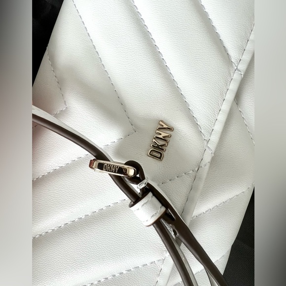 NWT DKNY CROSS BAG - Picture 3 of 5